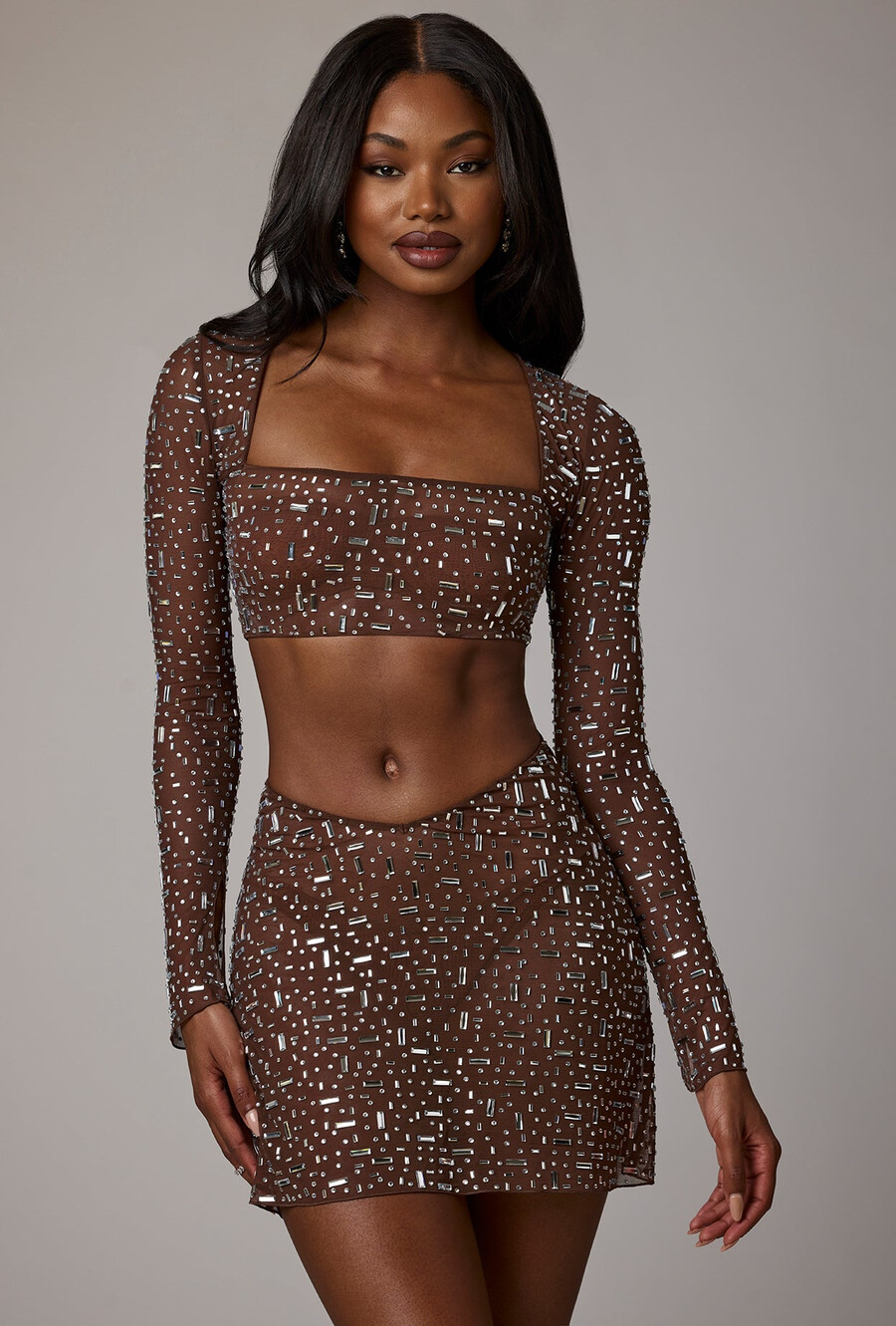 transparante versierde crop top met lange mouwen in diepbruine kleur.