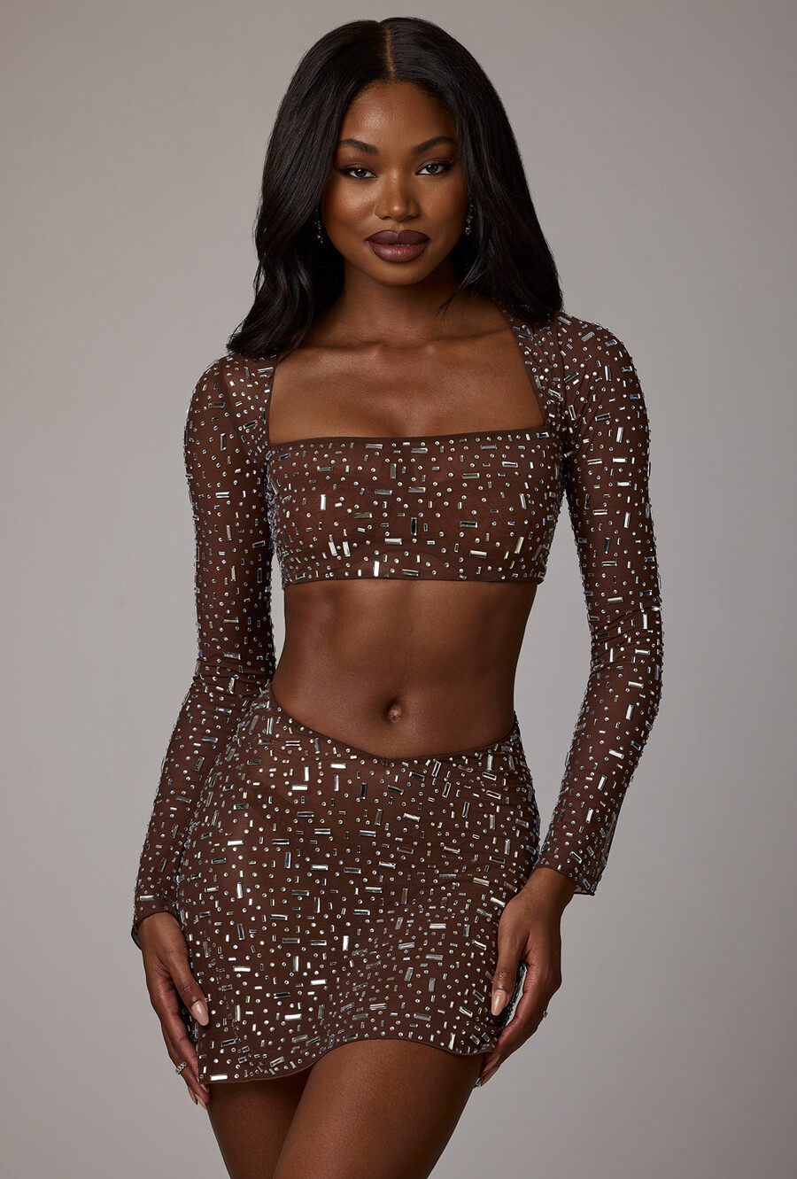 transparante versierde crop top met lange mouwen in diepbruine kleur.