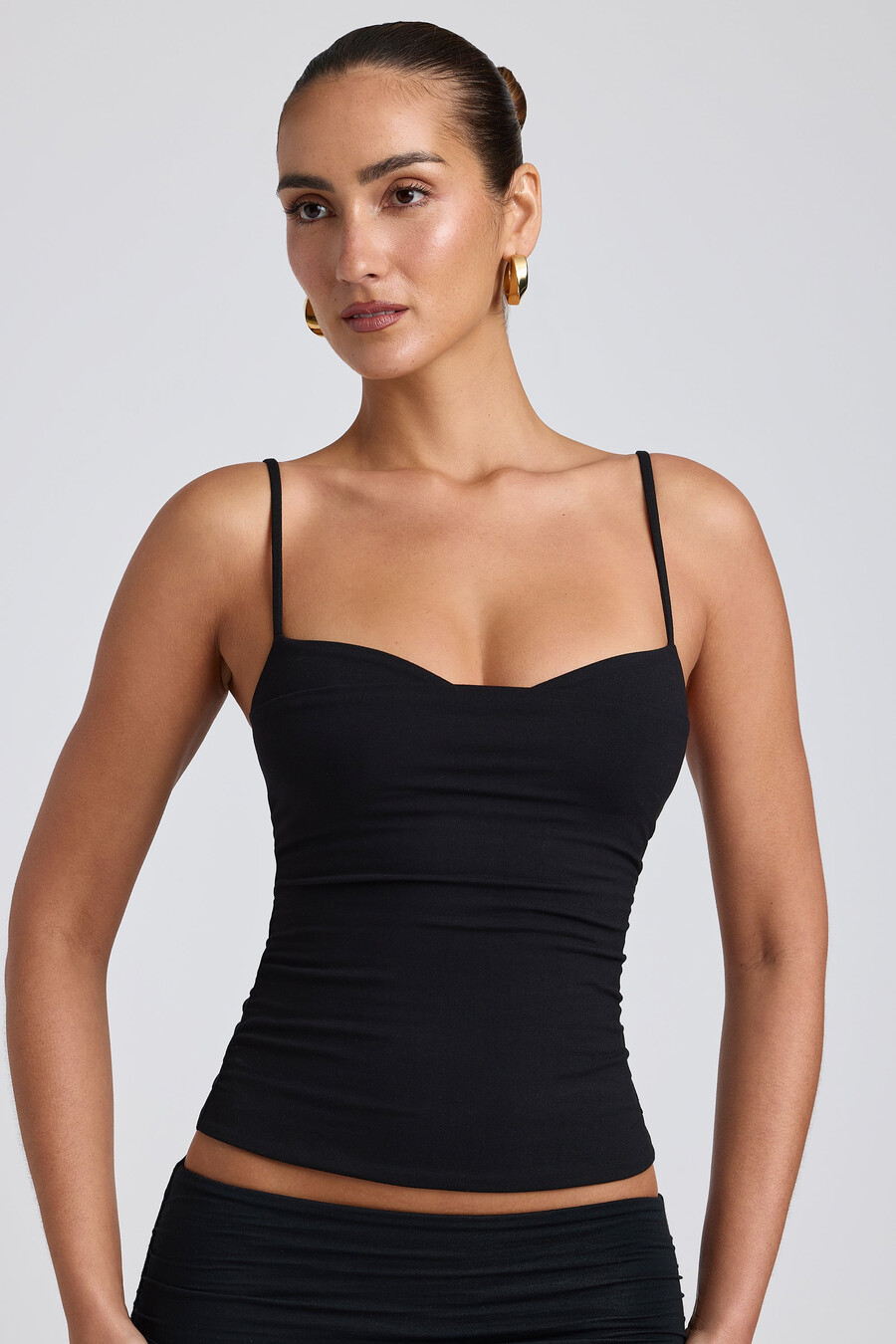 modal tanktop met ruches en laagjes in zwart