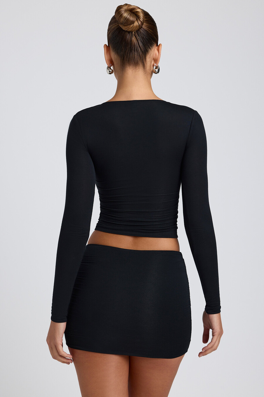 modal top met lange mouwen en plooien in zwart