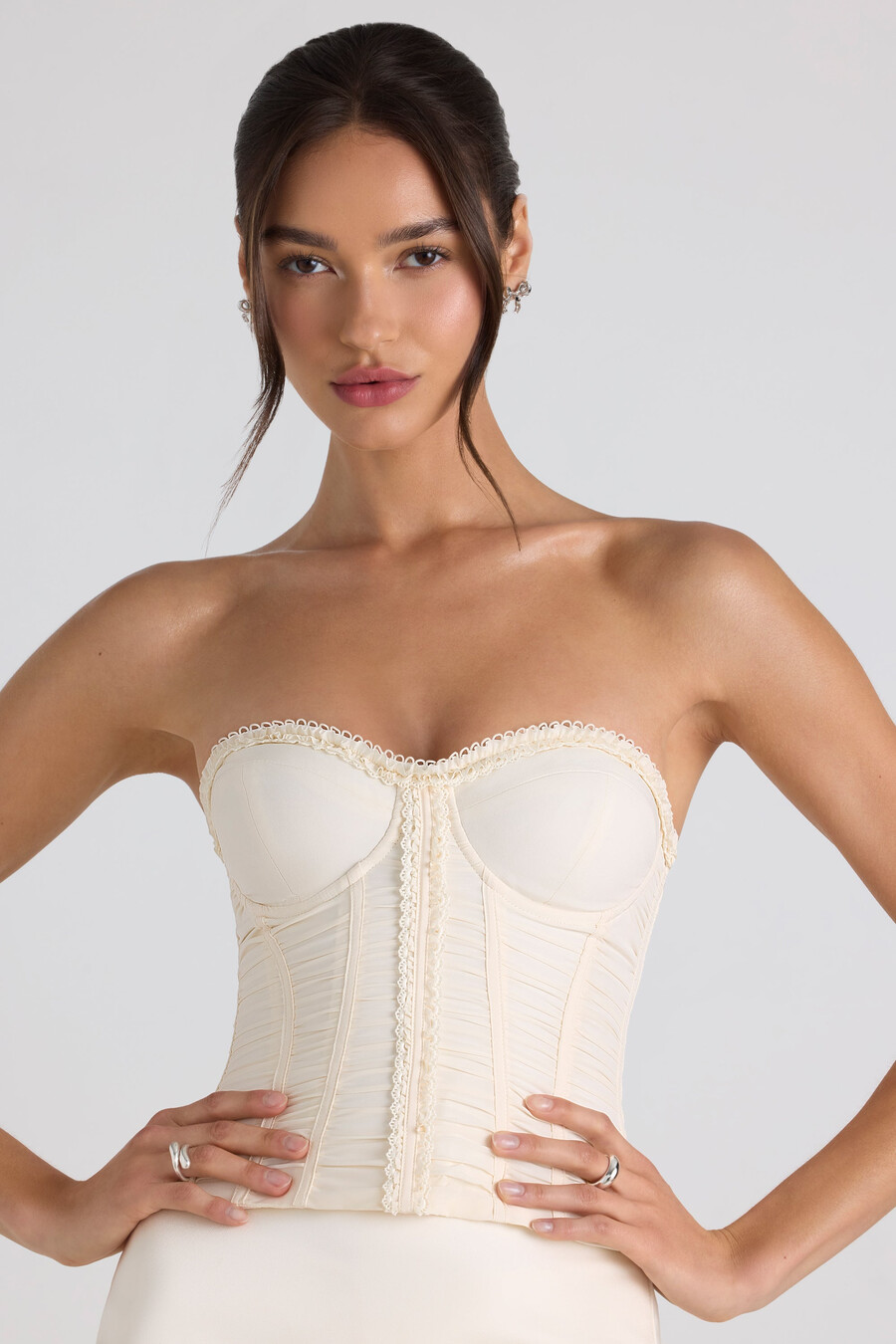 geplooide strapless korsettop met vetersluiting in ivoor