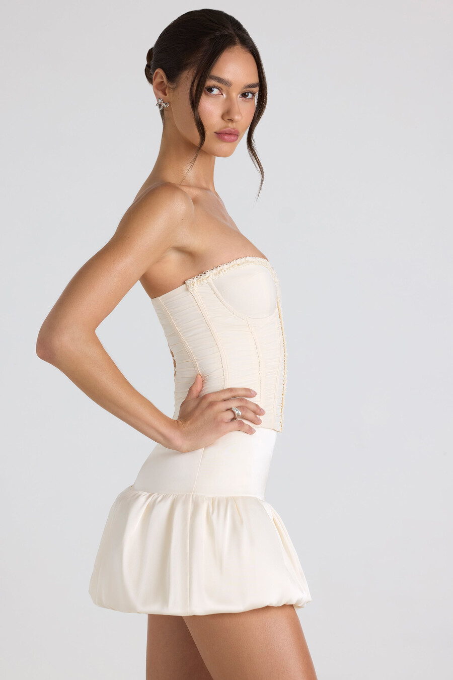 geplooide strapless korsettop met vetersluiting in ivoor