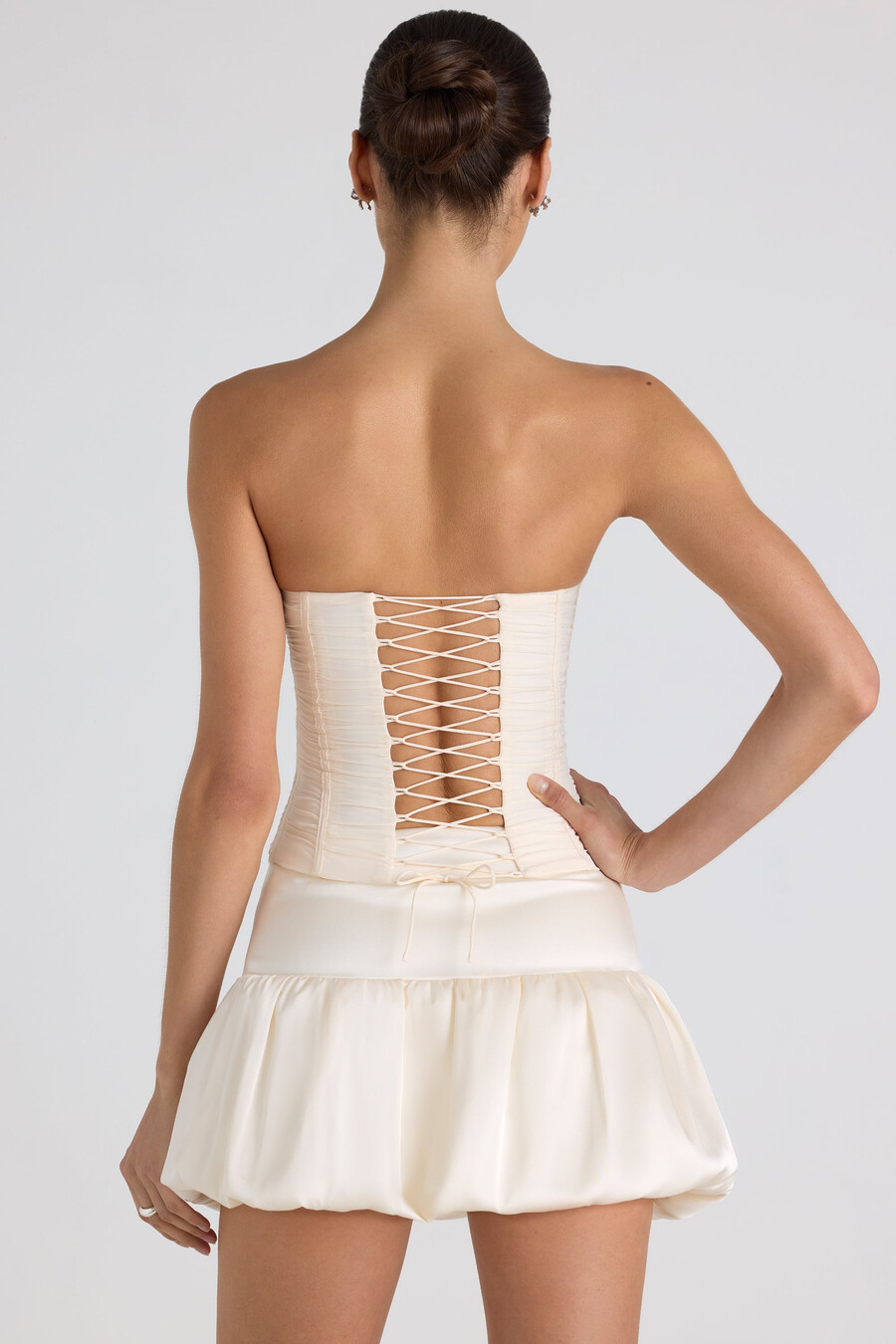 geplooide strapless korsettop met vetersluiting in ivoor