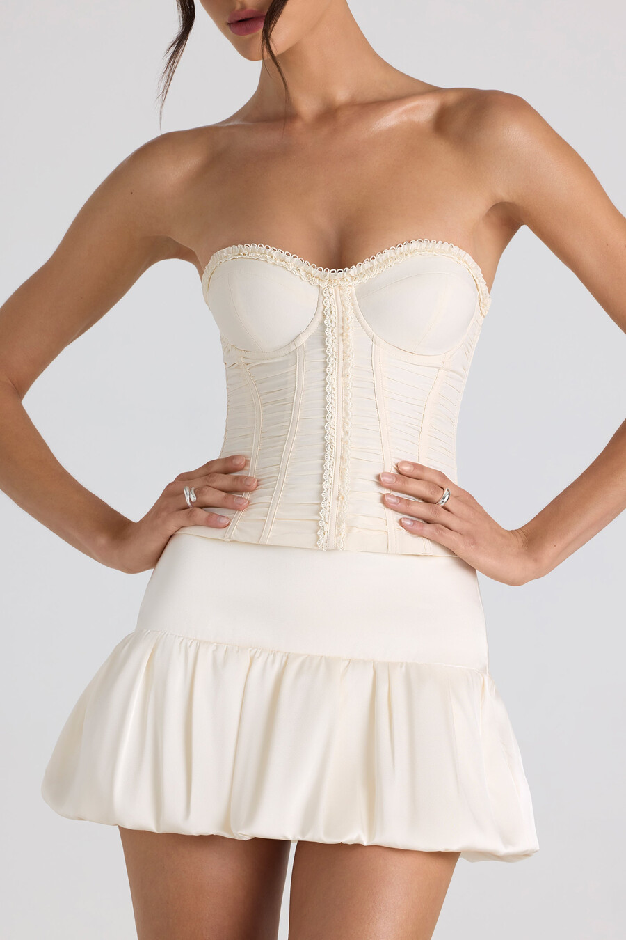 geplooide strapless korsettop met vetersluiting in ivoor