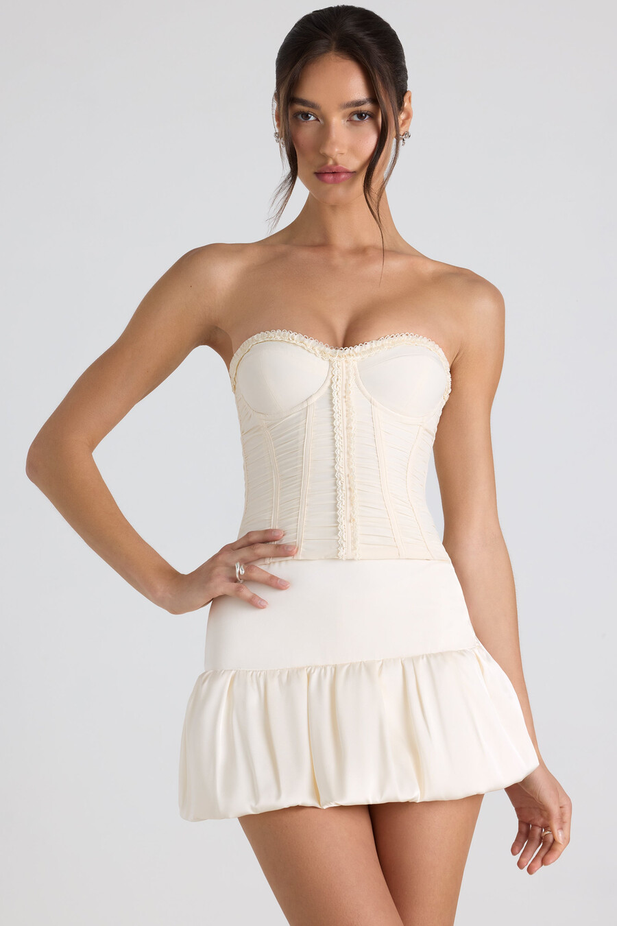 geplooide strapless korsettop met vetersluiting in ivoor