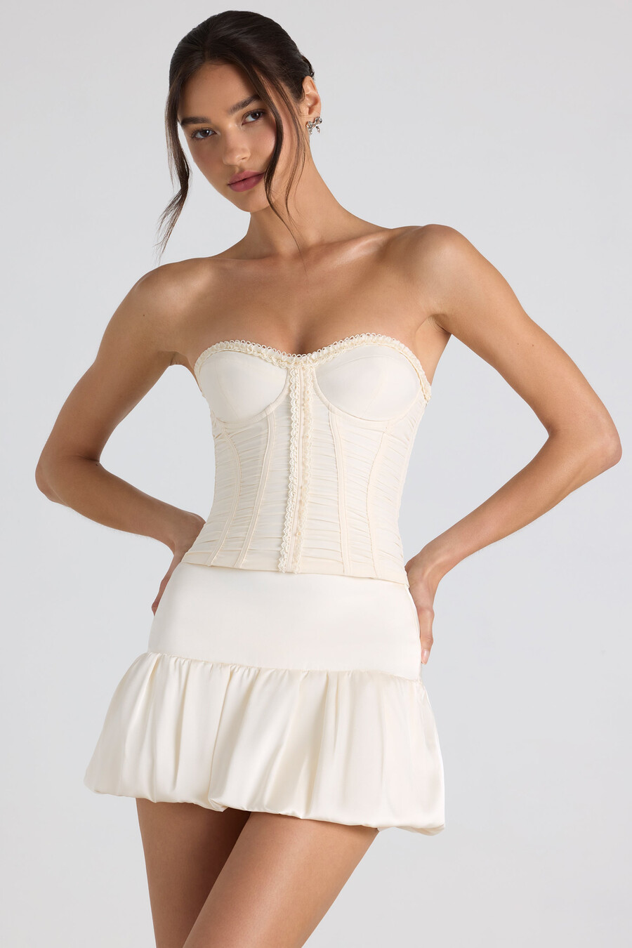 geplooide strapless korsettop met vetersluiting in ivoor