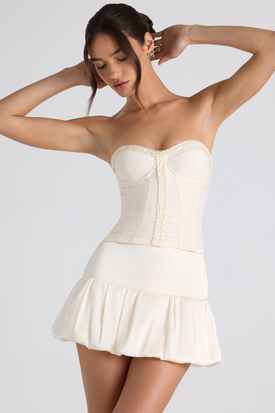 geplooide strapless korsettop met vetersluiting in ivoor
