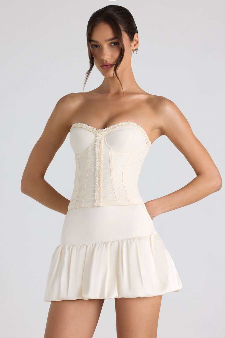 geplooide strapless korsettop met vetersluiting in ivoor