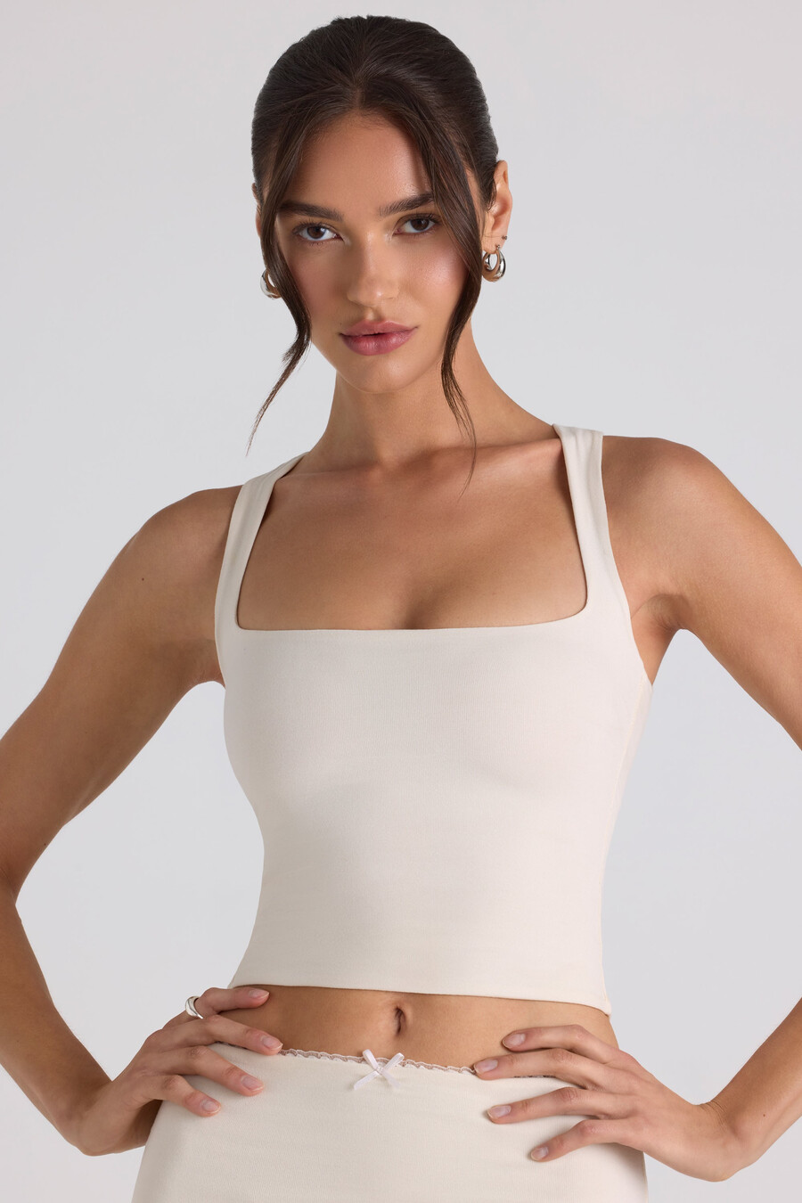 modal crop top met strikdetail in ivoor
