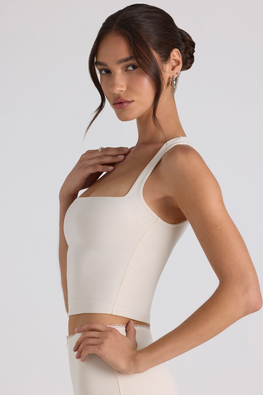modal crop top met strikdetail in ivoor