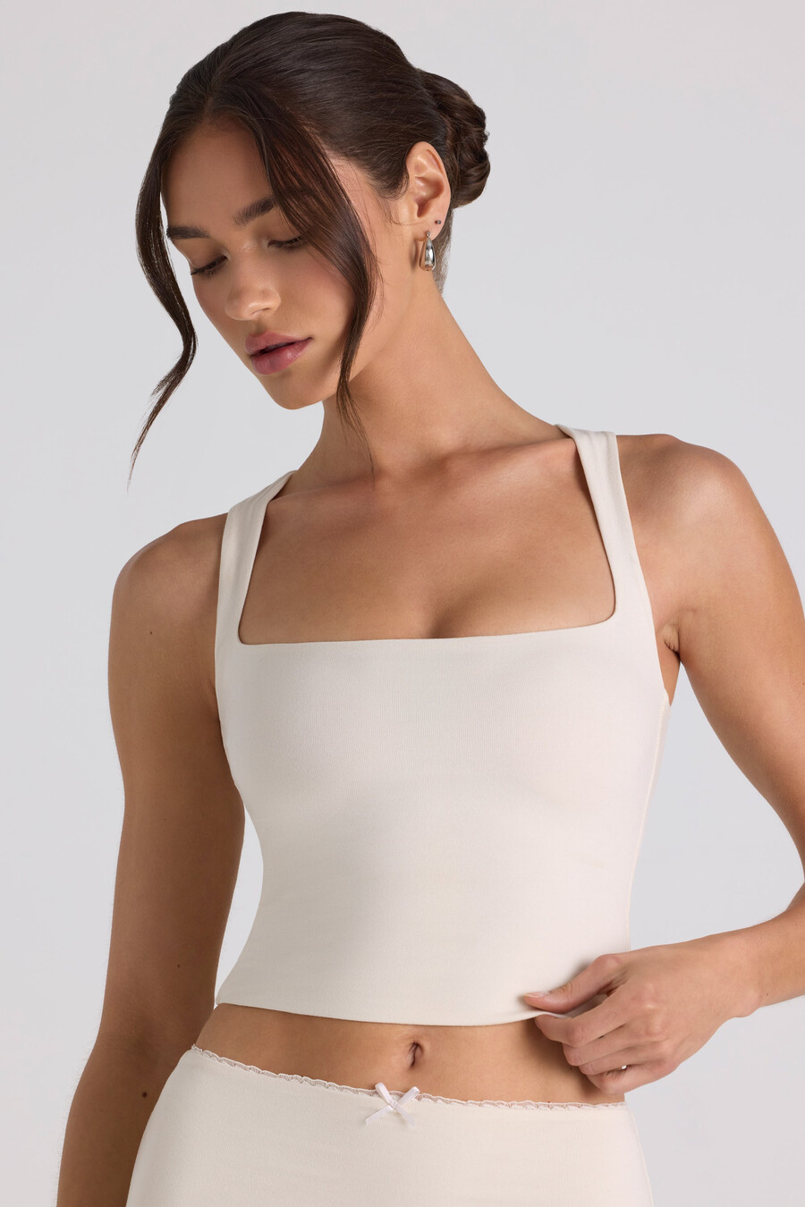 modal crop top met strikdetail in ivoor