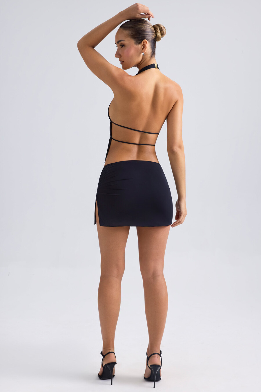 crop top met halternek en uitsnijdingen in zwart
