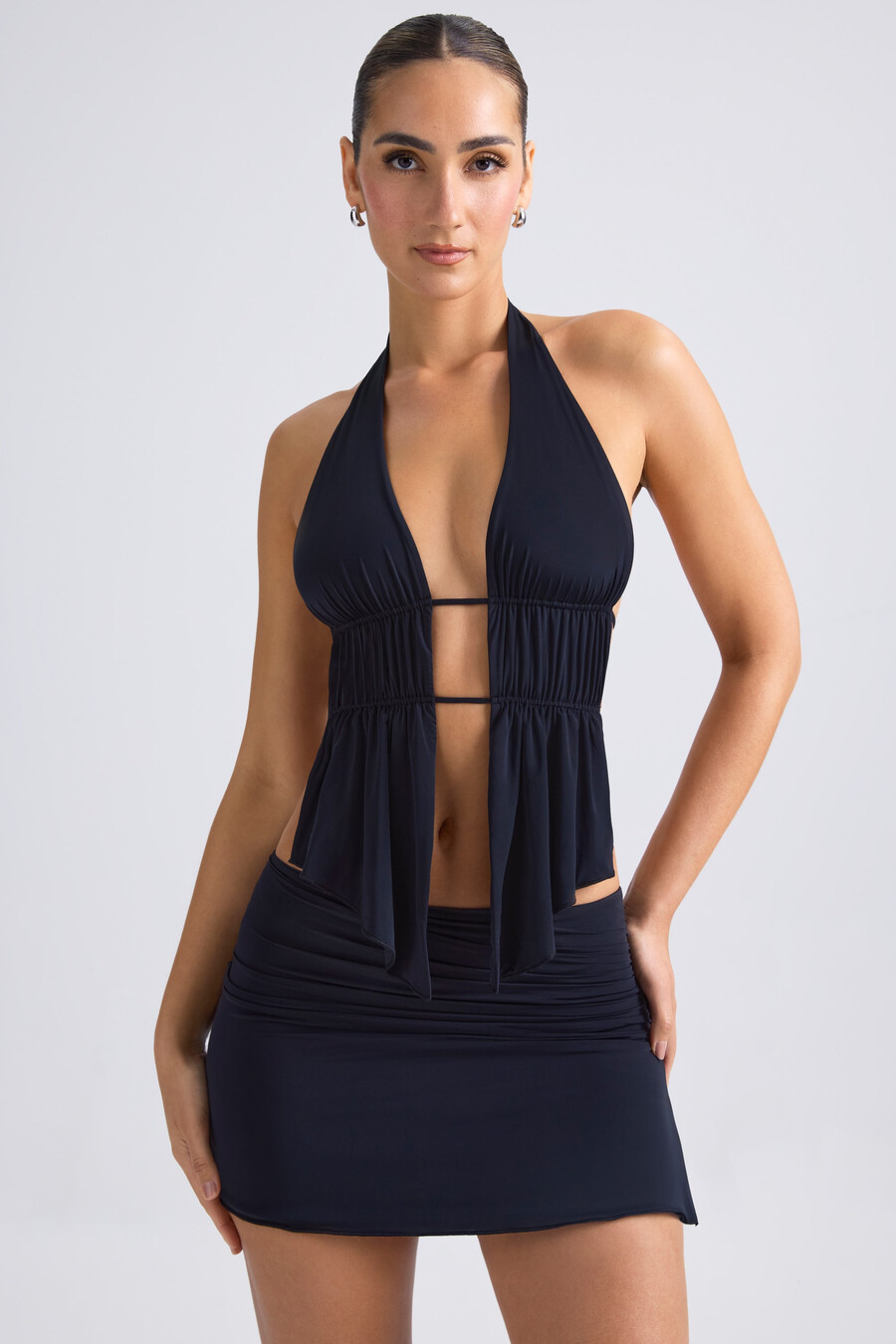 crop top met halternek en uitsnijdingen in zwart