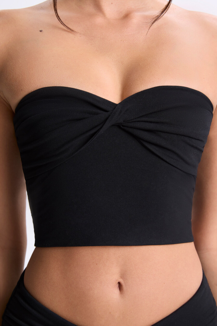 bandeau-top met gedraaide voorkant in zwart