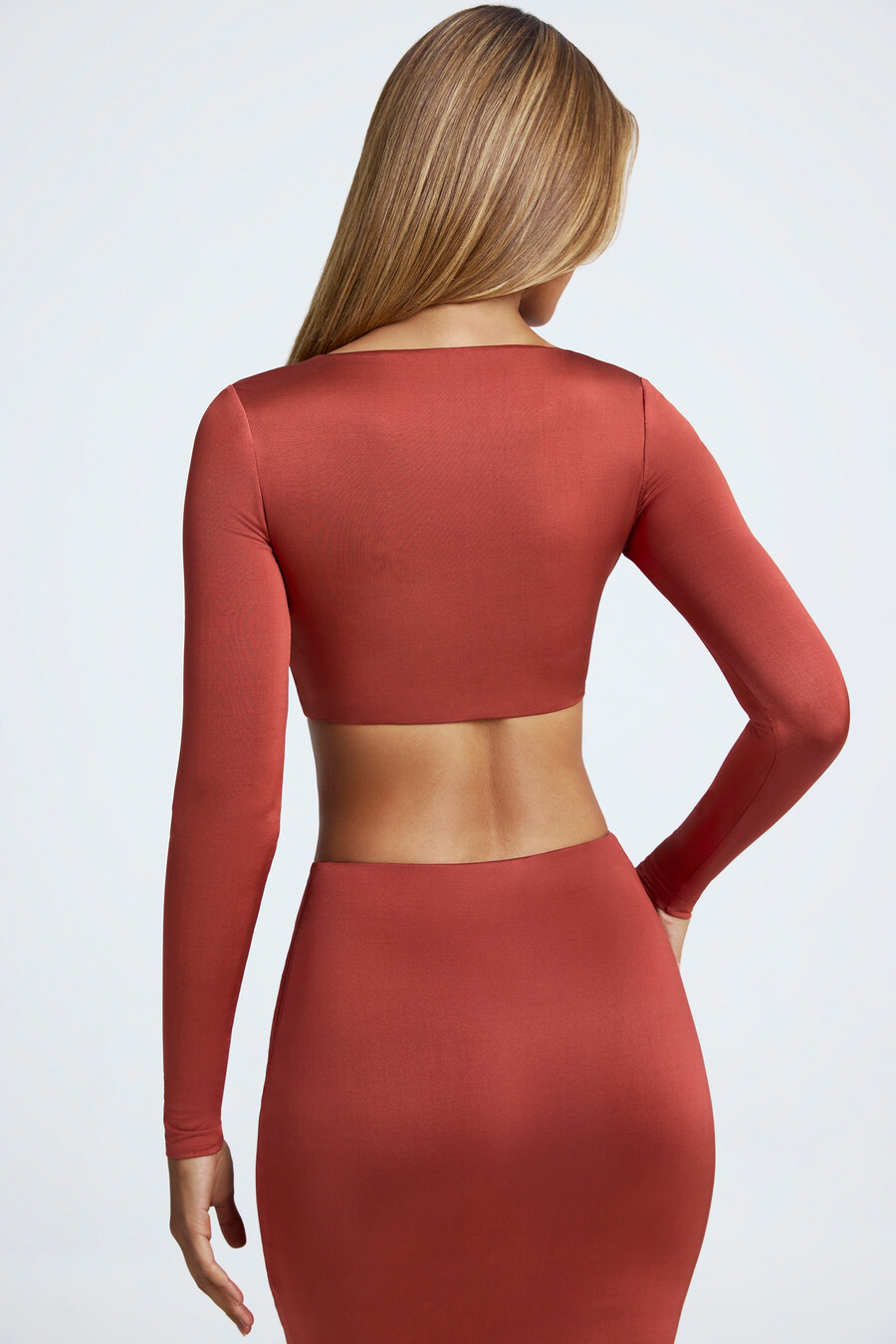 crop top met hardware-details in kastanjebruin.