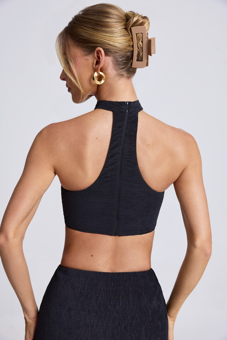 crop top met metalen details en choker-effect in zwart.