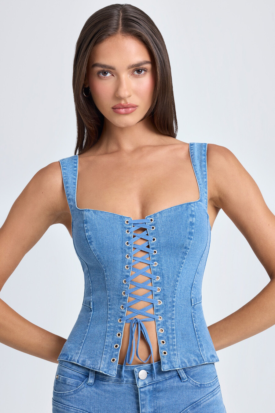 corsettop met vetersluiting in middenblauwe stonewash