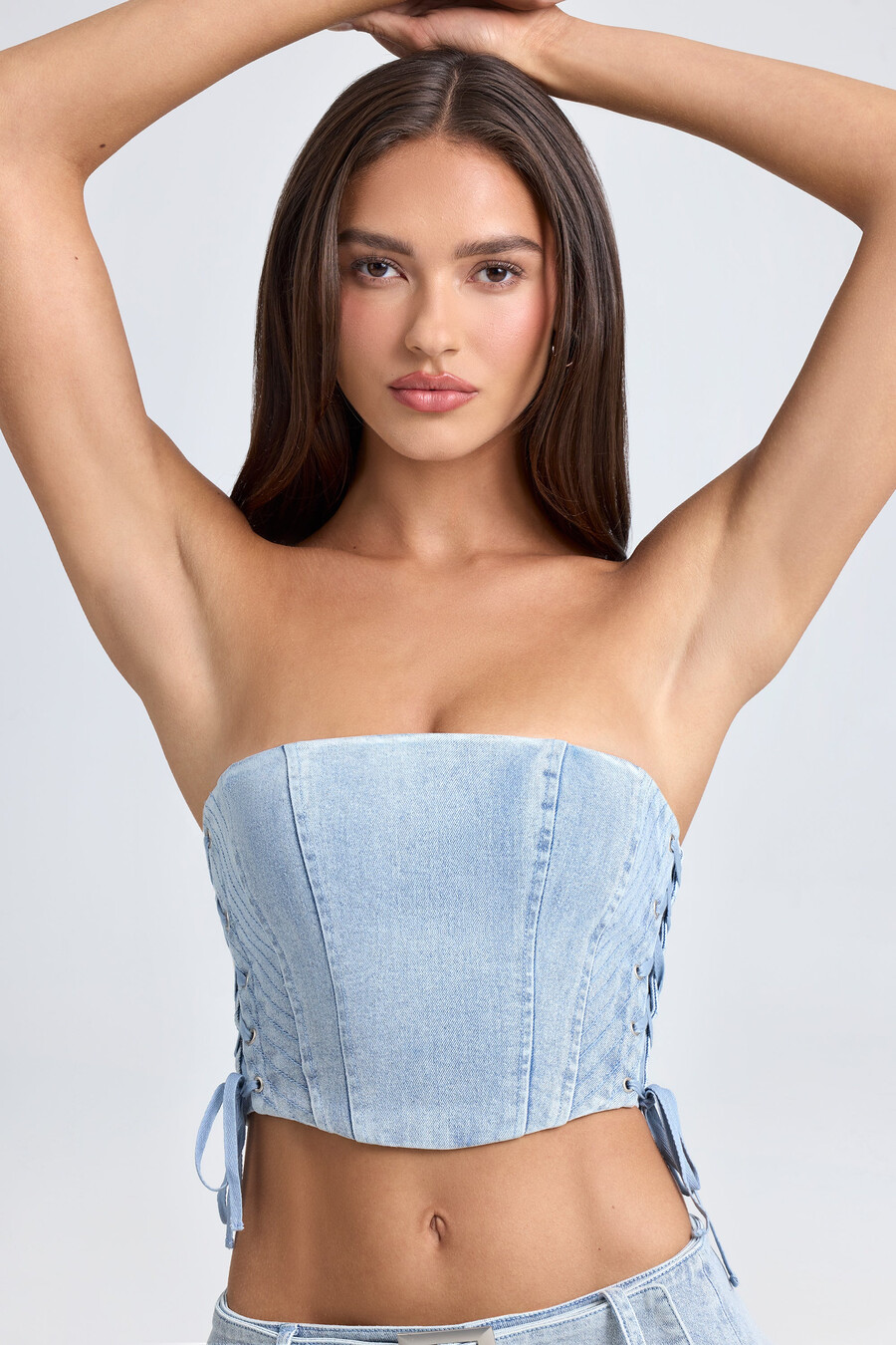 bandeau crop top met vetersluiting in korsetstijl in lichtblauwe stonewash