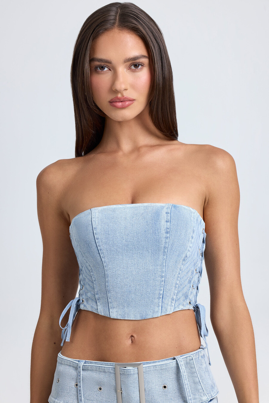 bandeau crop top met vetersluiting in korsetstijl in lichtblauwe stonewash