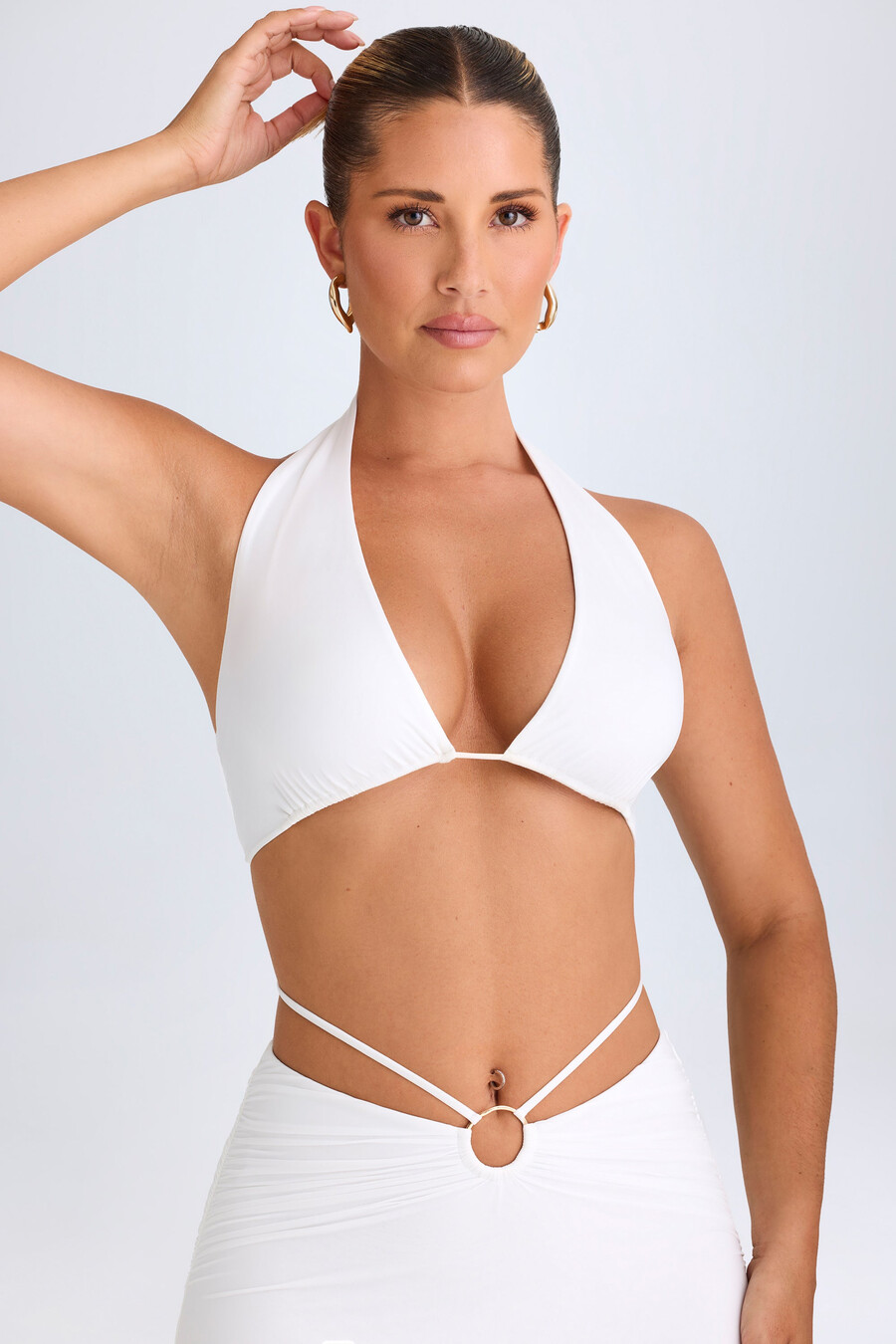 crop top met diepe v-hals en metalen details in de vorm van een halternek in het wit