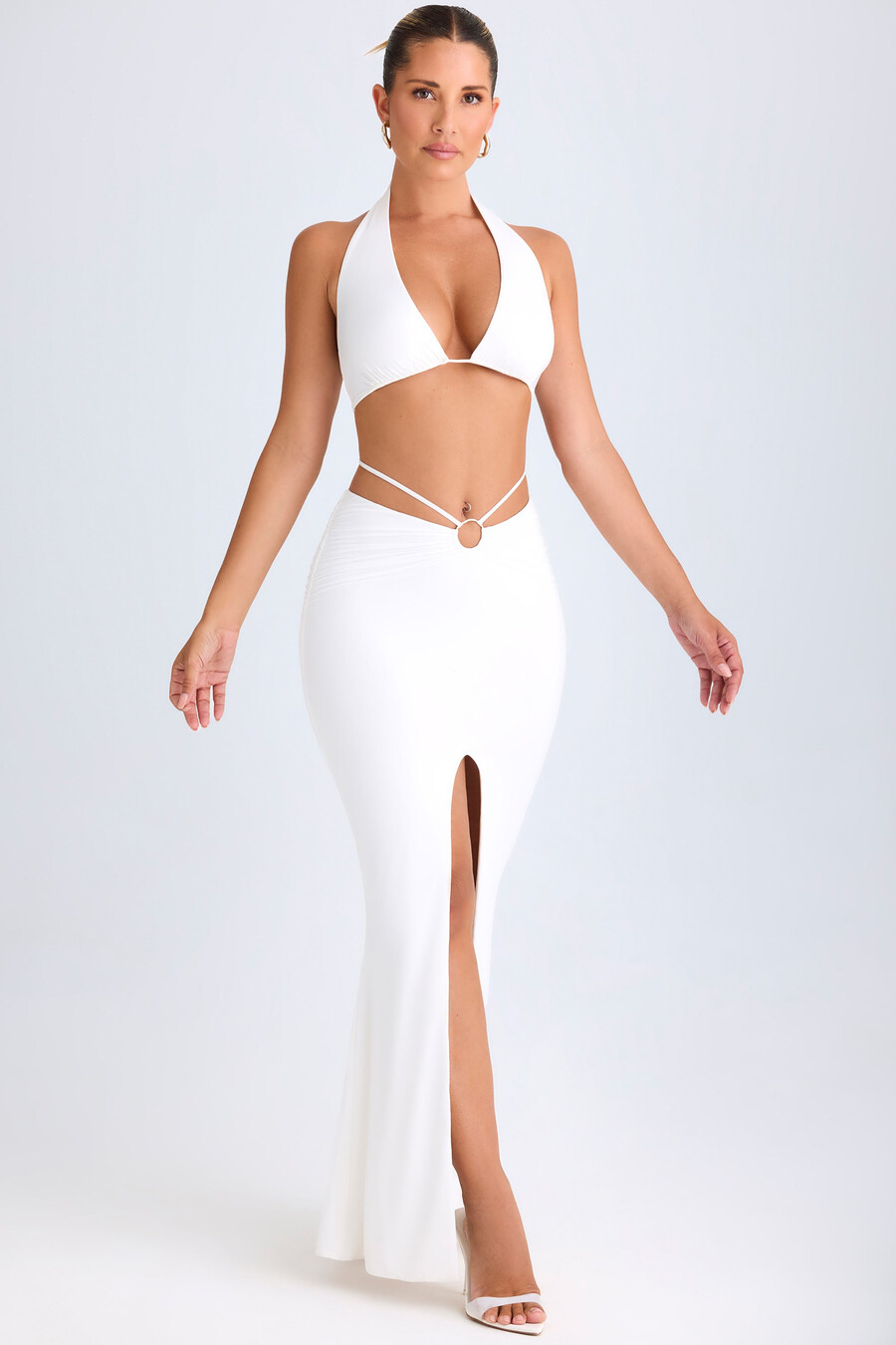 crop top met diepe v-hals en metalen details in de vorm van een halternek in het wit