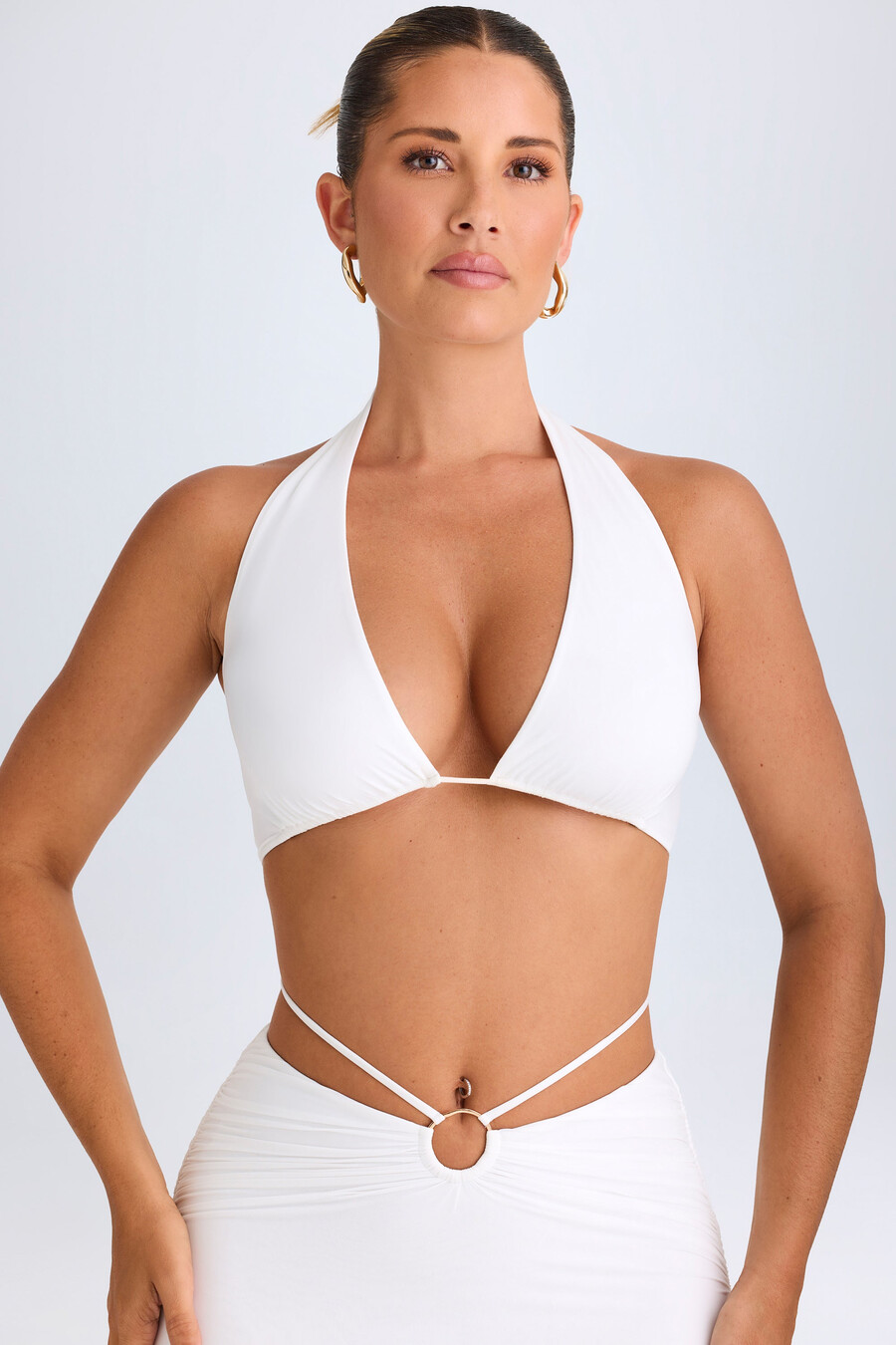 crop top met diepe v-hals en metalen details in de vorm van een halternek in het wit