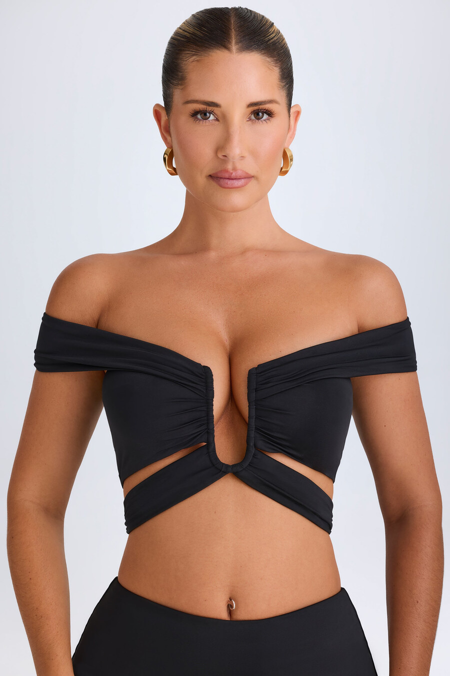 crop top met uitsnijdingen en blote schouders in zwart