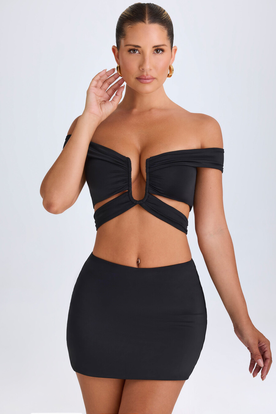 crop top met uitsnijdingen en blote schouders in zwart
