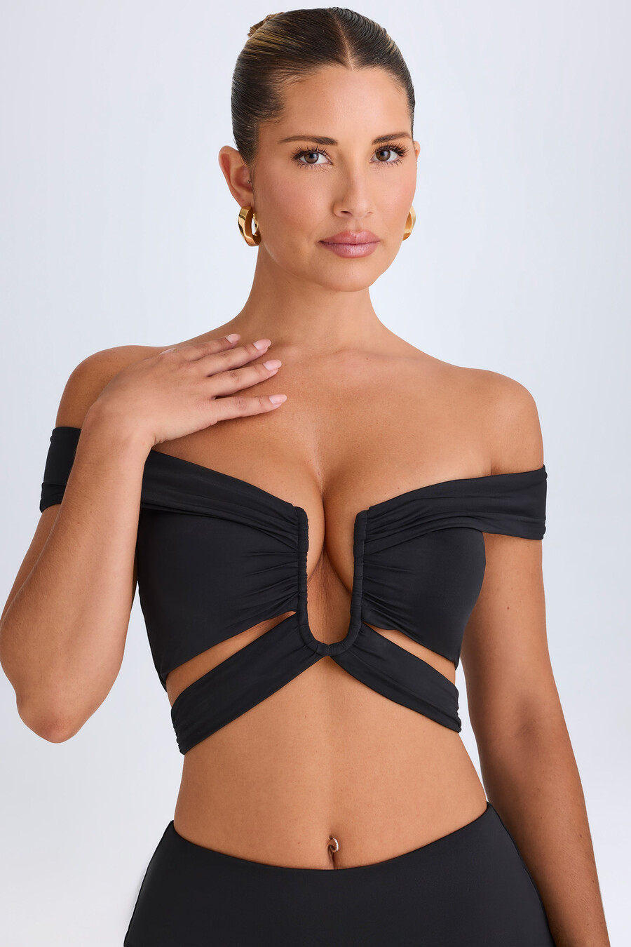 crop top met uitsnijdingen en blote schouders in zwart