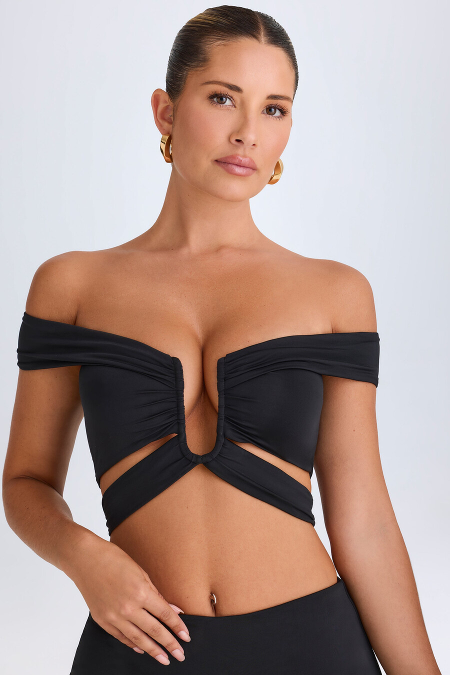crop top met uitsnijdingen en blote schouders in zwart