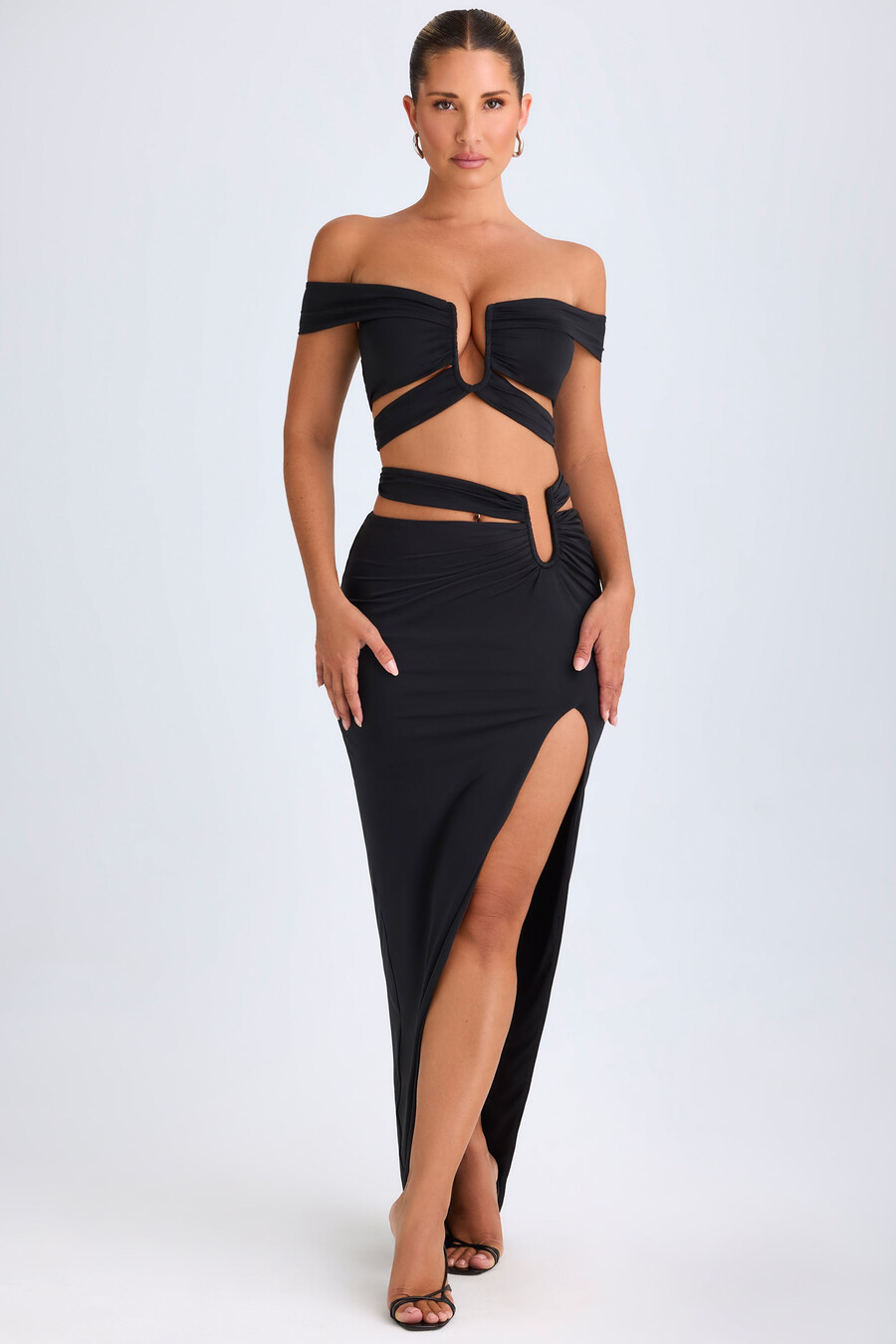 crop top met uitsnijdingen en blote schouders in zwart