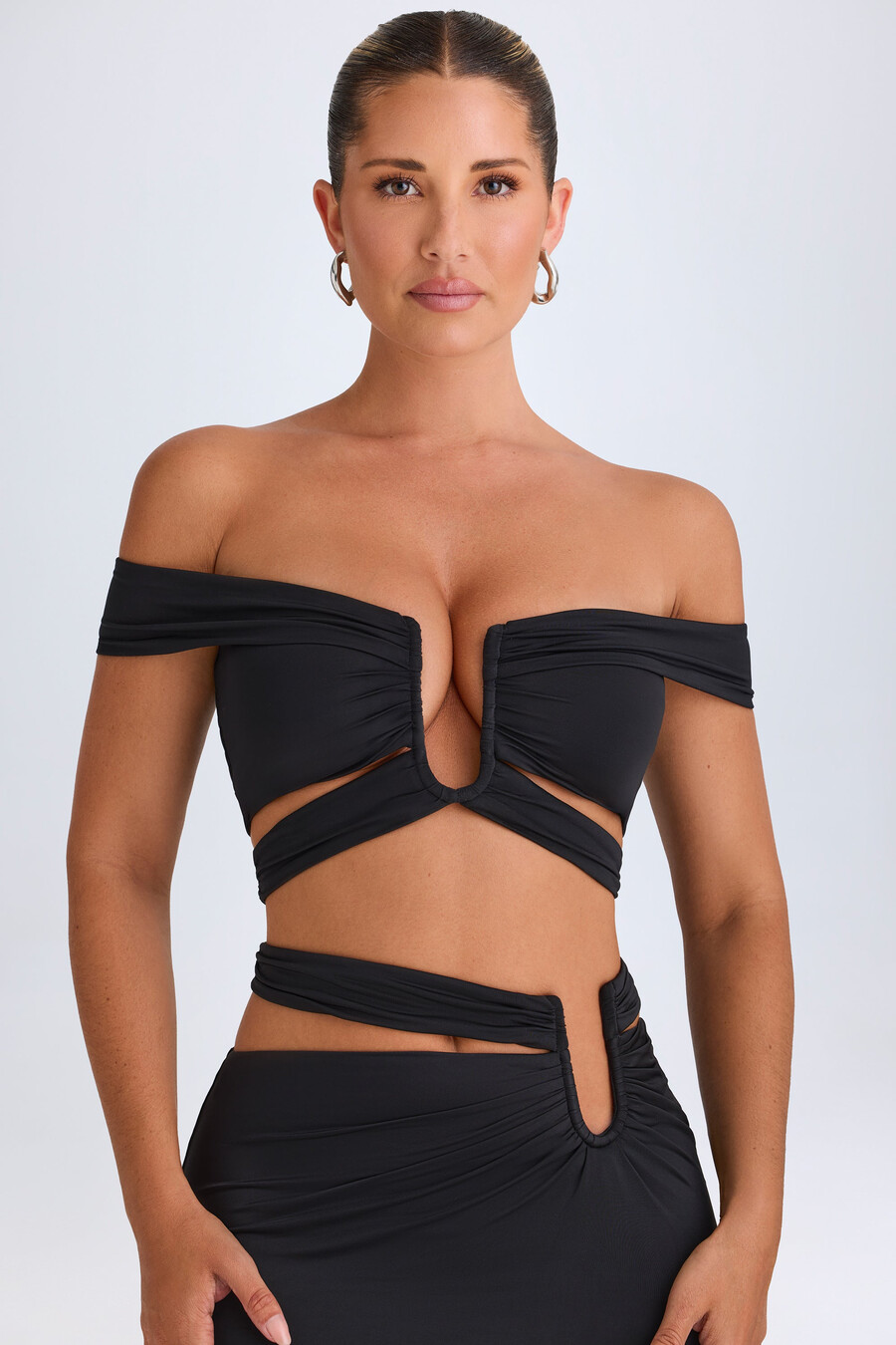 crop top met uitsnijdingen en blote schouders in zwart