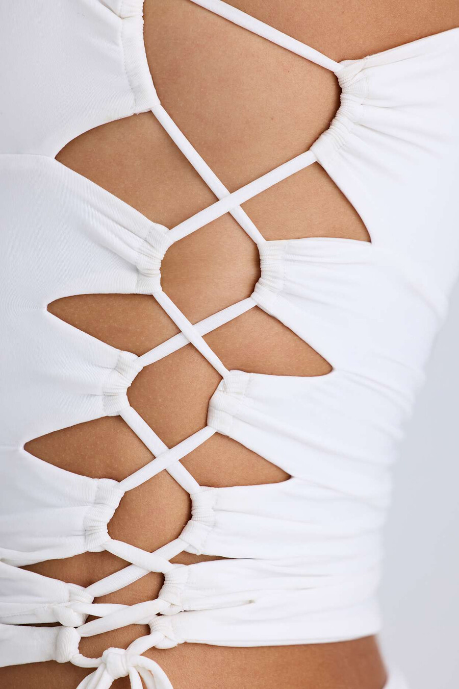 geplooide top met uitsnijdingen in wit