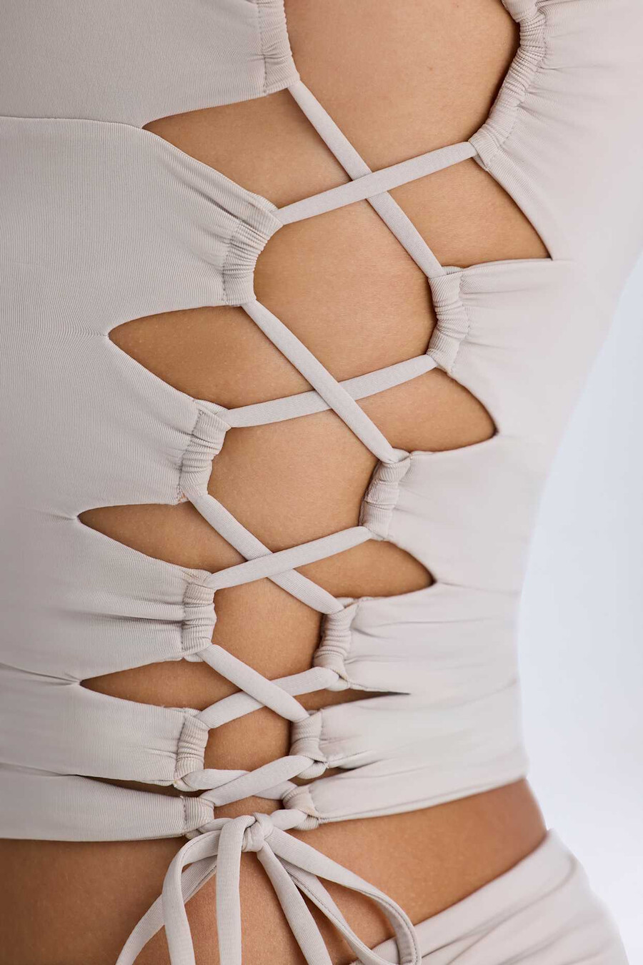 geplooide top met uitsnijdingen in taupe