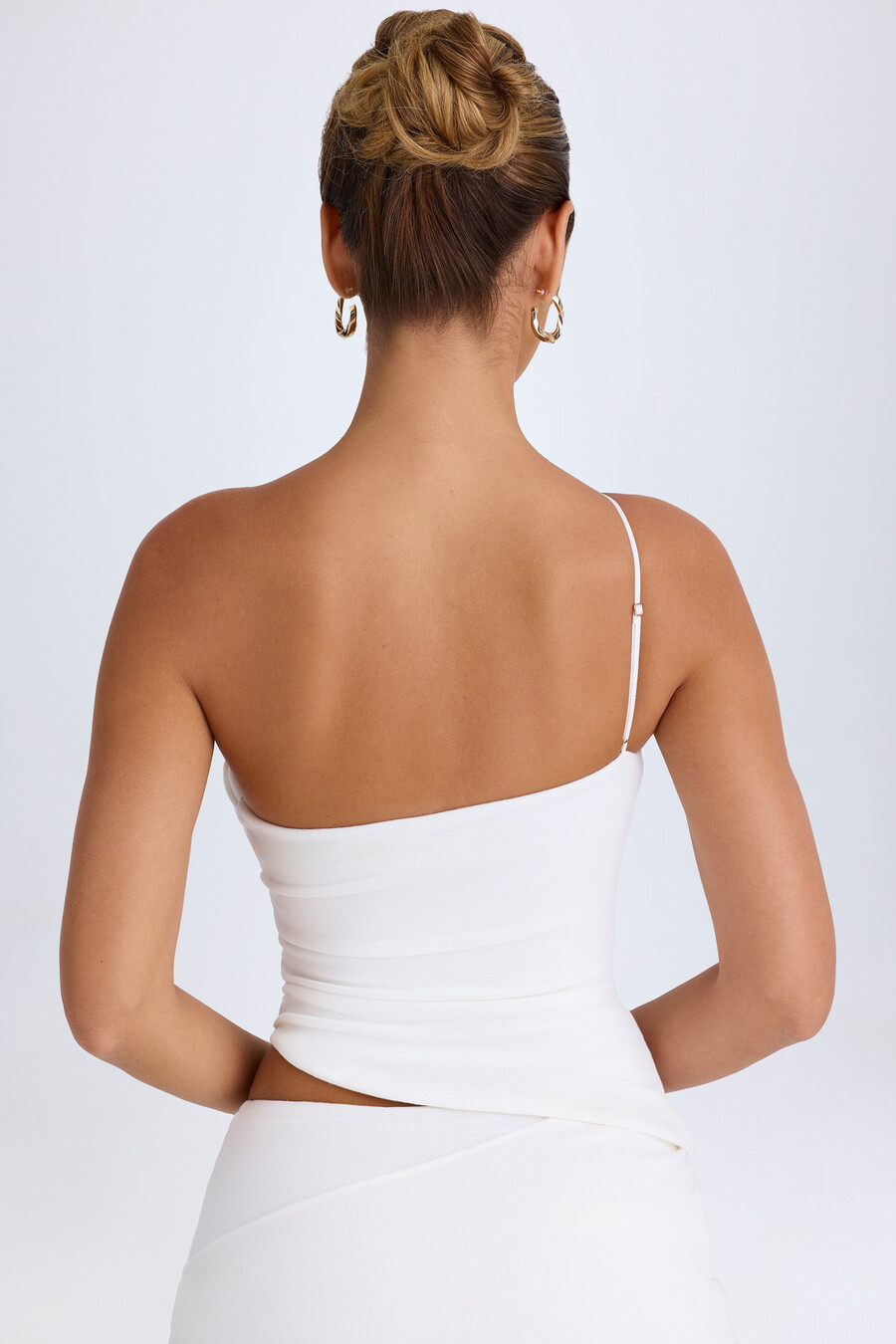 asymmetrische top met uitsnijdingen in wit