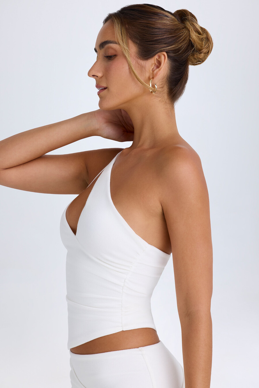asymmetrische top met uitsnijdingen in wit