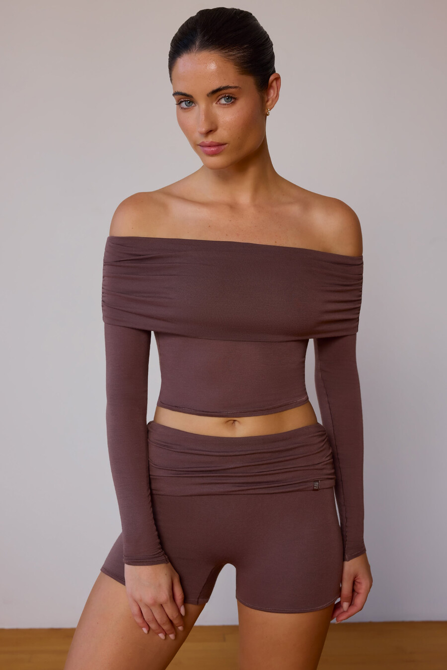 transparante off-shoulder top met lange mouwen in taupebruin.