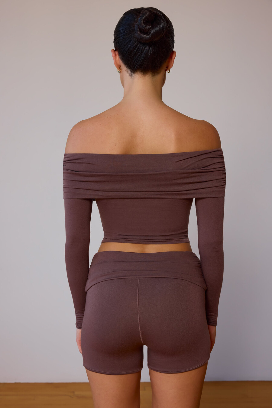 transparante off-shoulder top met lange mouwen in taupebruin.