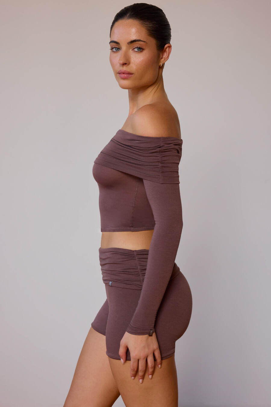 transparante off-shoulder top met lange mouwen in taupebruin.