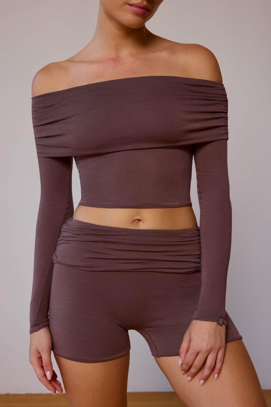 transparante off-shoulder top met lange mouwen in taupebruin.
