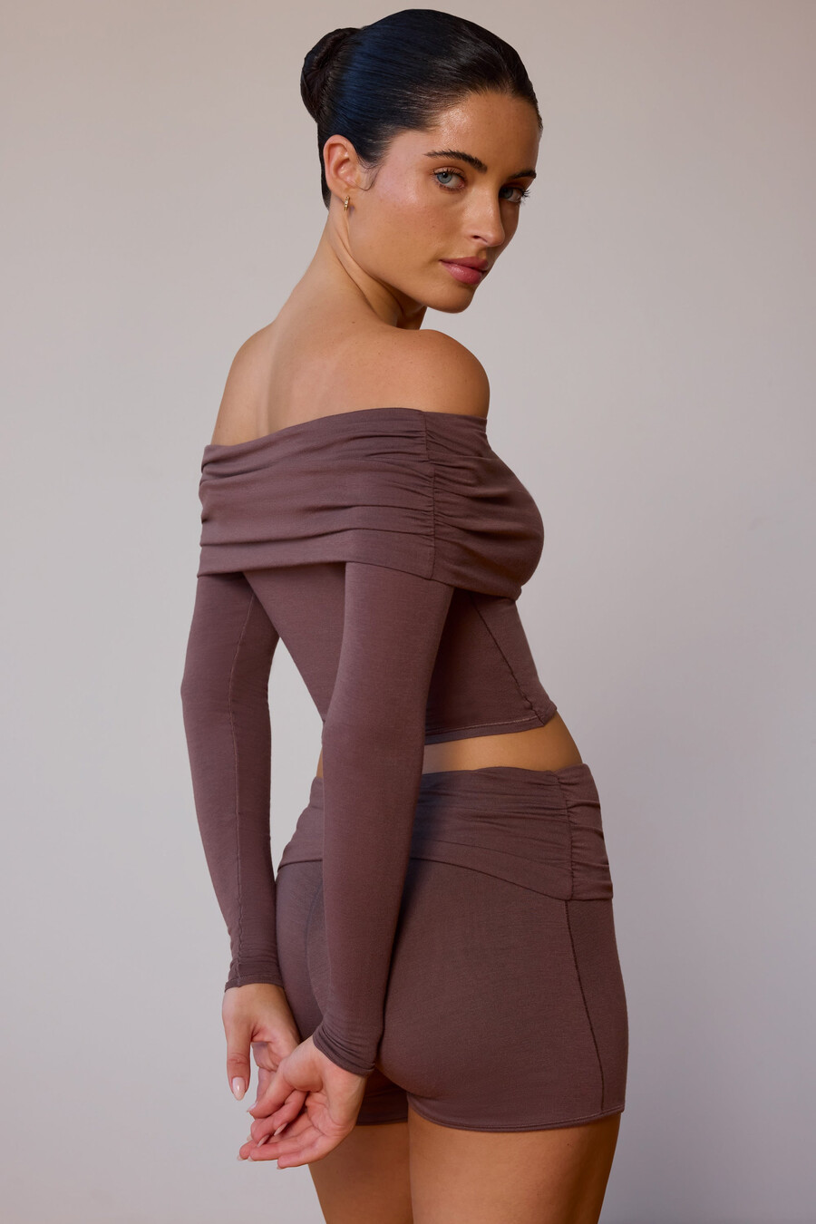 transparante off-shoulder top met lange mouwen in taupebruin.