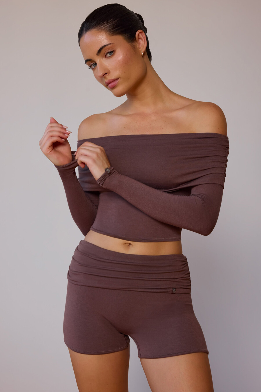 transparante off-shoulder top met lange mouwen in taupebruin.