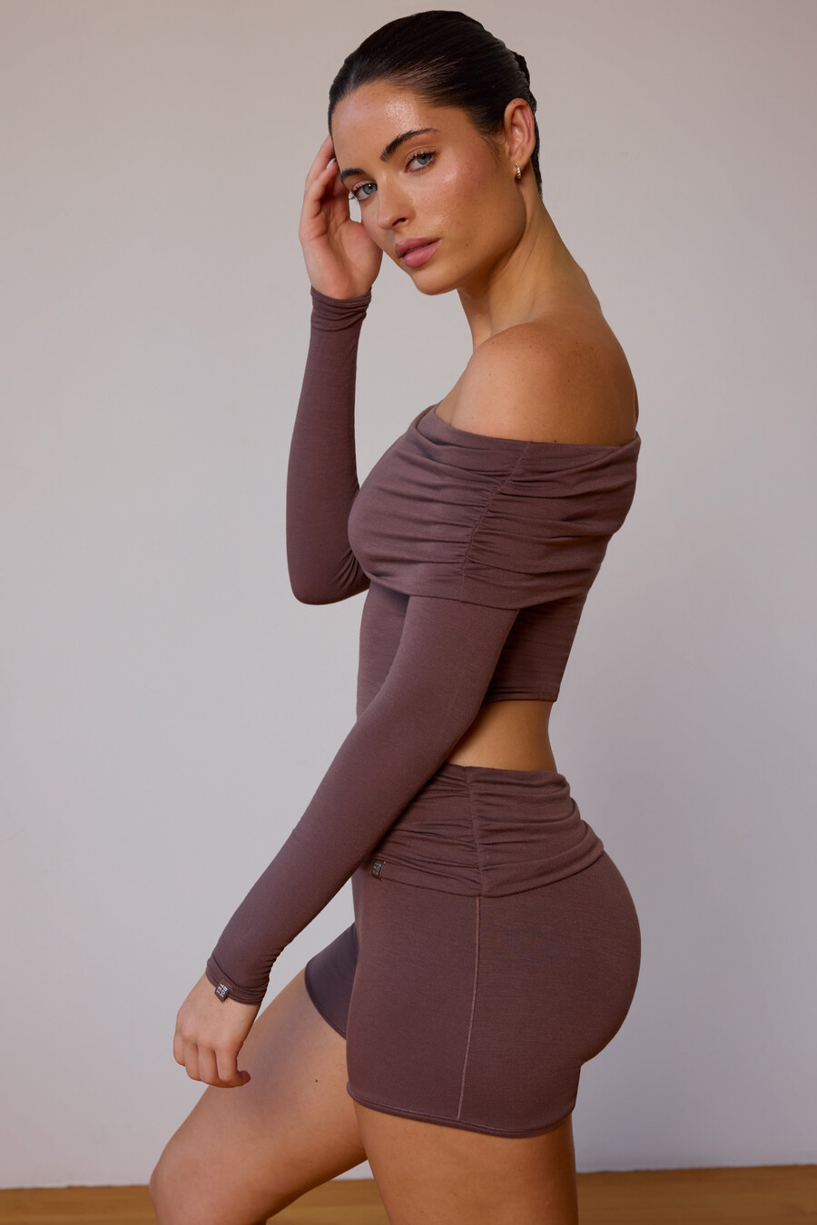 transparante off-shoulder top met lange mouwen in taupebruin.
