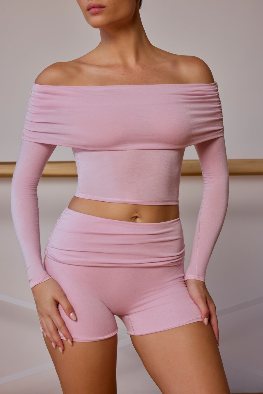 doorzichtige off-shoulder top met lange mouwen in zachtroze