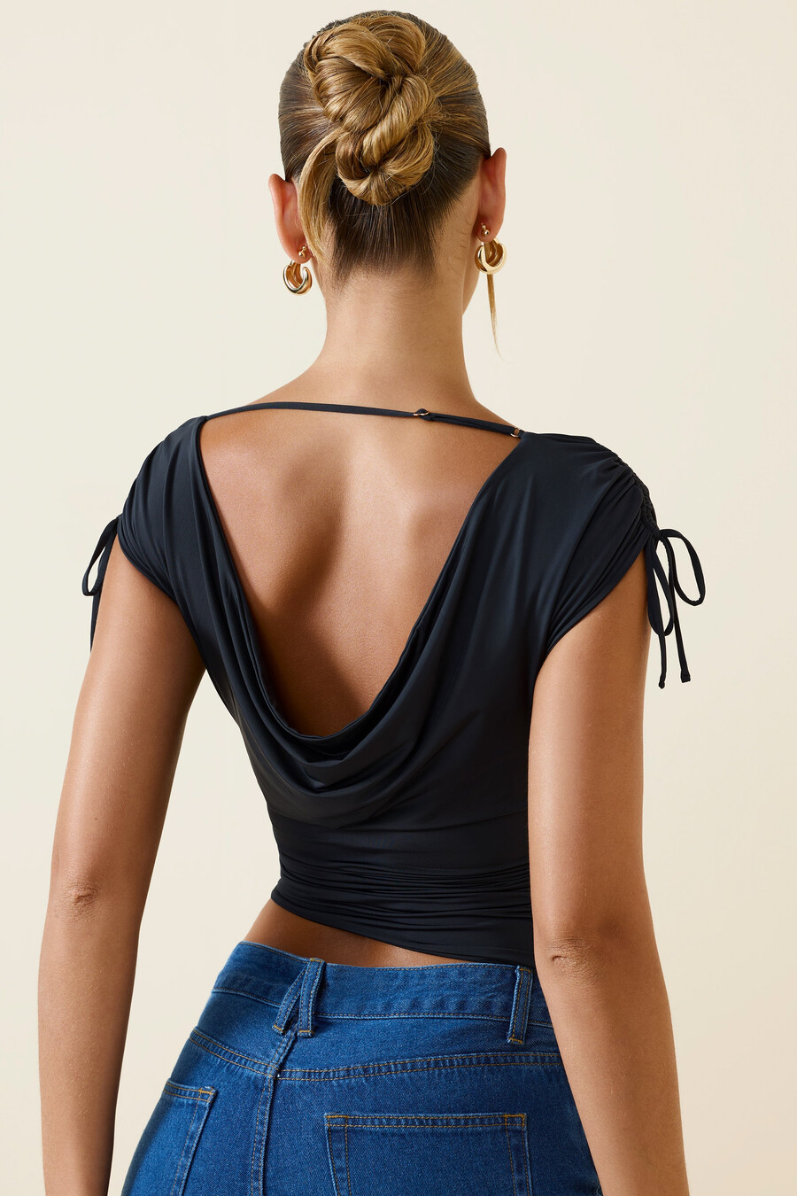asymmetrische crop top met ruches en een watervalhals in zwart