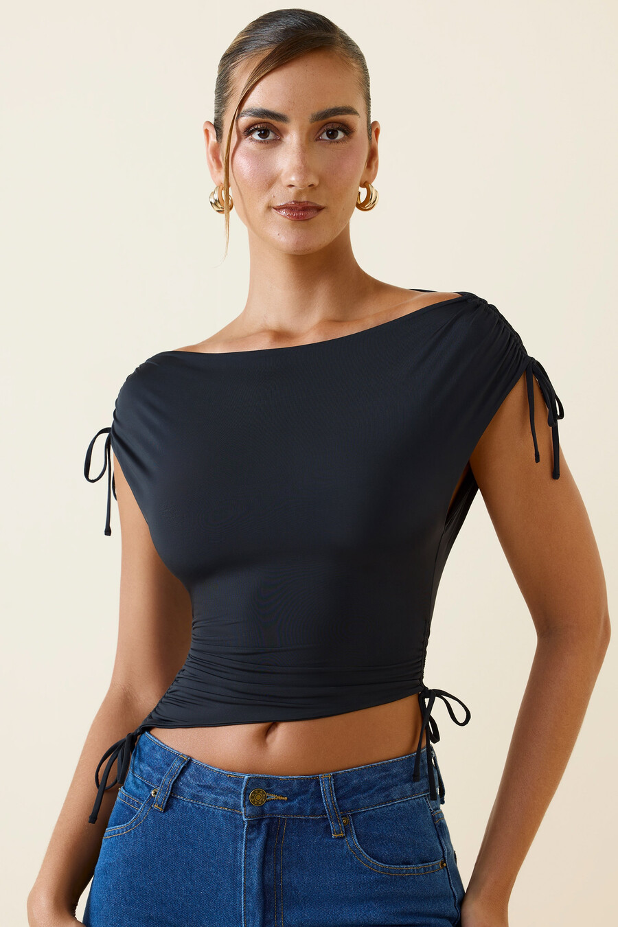 asymmetrische crop top met ruches en een watervalhals in zwart