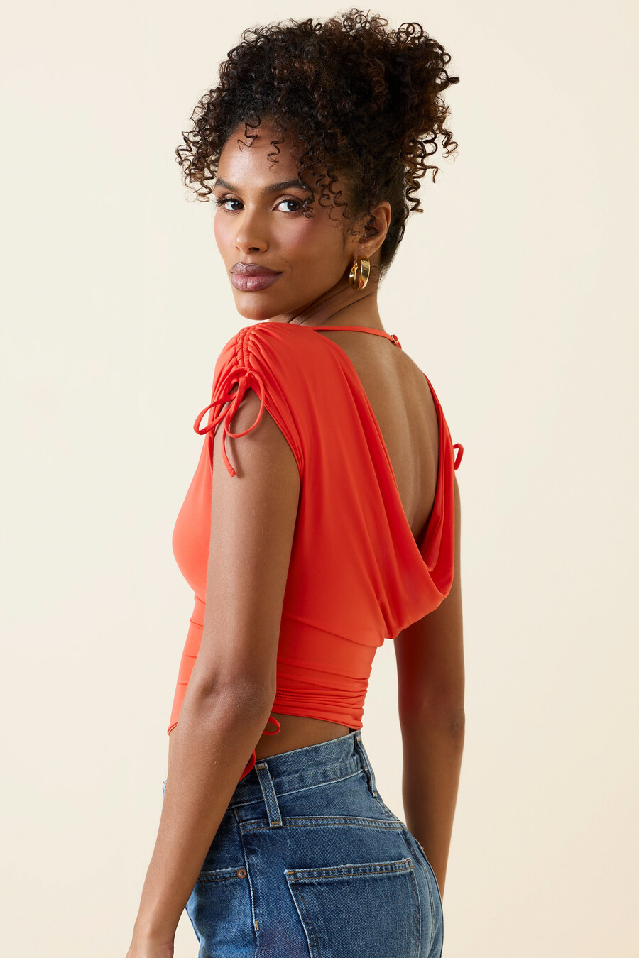 asymmetrische crop top met ruches en een watervalhals in scharlakenrood.