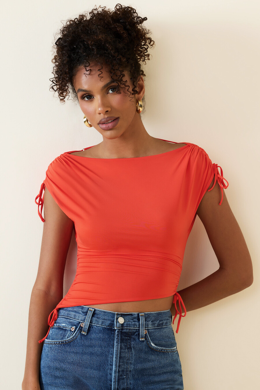 asymmetrische crop top met ruches en een watervalhals in scharlakenrood.