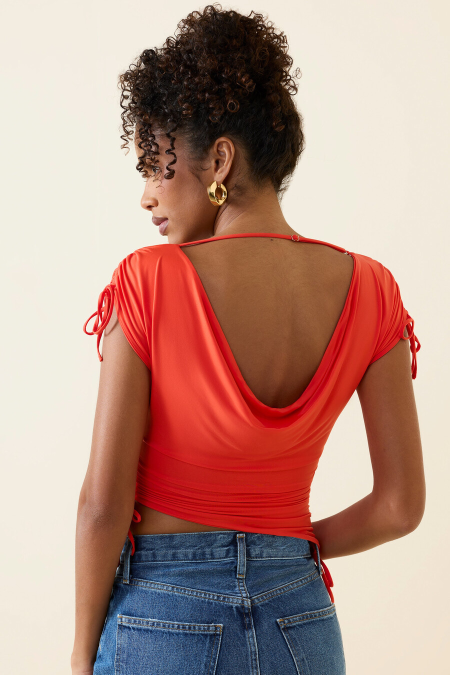 asymmetrische crop top met ruches en een watervalhals in scharlakenrood.