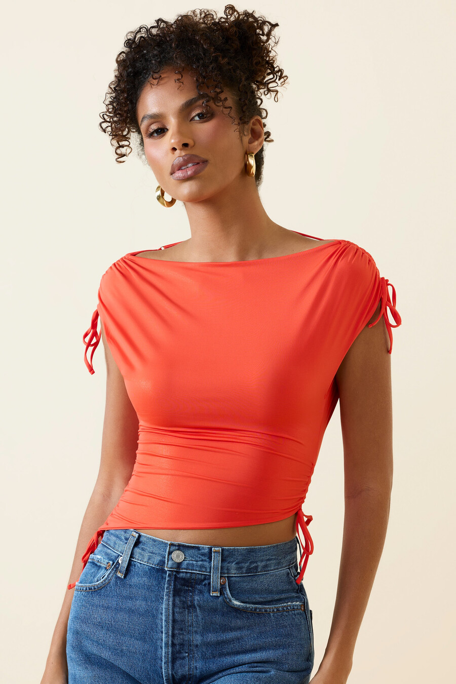 asymmetrische crop top met ruches en een watervalhals in scharlakenrood.